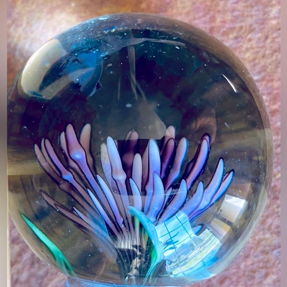 BLOWN FLORAL GLASS PAPERWEIGHT - Picture 1 of 6